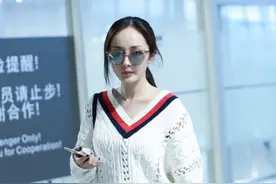杨幂穿的“乞丐衣”火了！这样穿时尚个性有品位，明星都在跟风图片