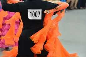 62岁女人哭诉：贪好玩跳交谊舞，没想到把家庭跳没了，我错了图片