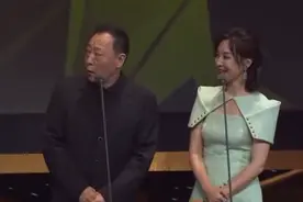 倪大红颁奖状态恍惚，捂嘴咳嗽惹人担心，但也是他体验角色的常态图片