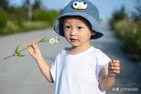 2-3岁宝宝“鬼见愁”，爸妈头疼伤脑筋，带你破解孩子的4个怪行为图片