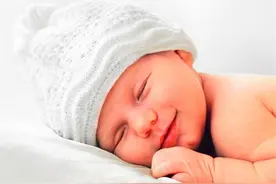 婴儿期有4种“同款动作”，是宝宝高智商的表现，你家娃占几条？图片