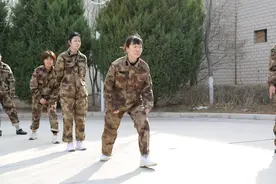 为“二次入伍”女兵点赞图片