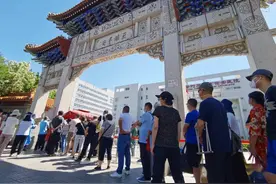 追热点 | 北京“西城大爷”病情好转 回应52岁被称“大爷”图片