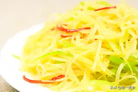 青椒土豆丝，先焯水还是直接炒，很多人都做错了，厨师长分享做法图片