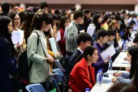 军队文职招录遇冷，高福利待遇下却有8258个岗位没人报名，咋回事图片