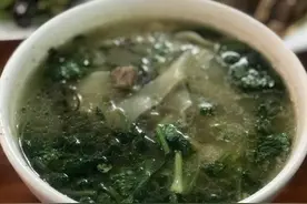 河南阿婆一碗面卖了35年，日卖1000碗，许多人开豪车只为情怀而来图片