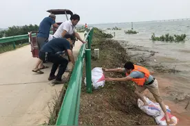 汪仁镇：党员排险第一时间图片