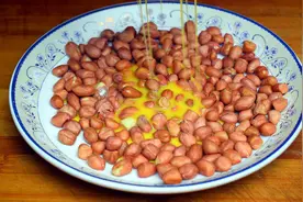 花生米里打3个鸡蛋，没想到这么好吃，我家一周做3次，出锅就抢光图片