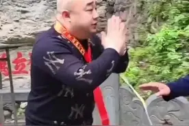 湖北十堰：男子景区坐轿子坐到一半下轿，“我真的过意不去”图片