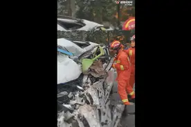 危险！江西宜春一轿车车头被削一半，司机生命垂危图片