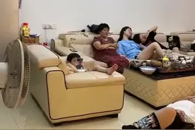 广东一女儿带孩子集体回娘家房间被占满，姥爷只能坐在阳台上叹息图片