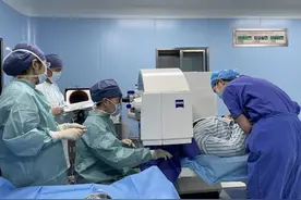近视眼们，一起来看中国全飞秒第一人周行涛做手术｜第医线图片