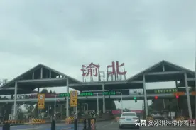 重庆小伙到邻水过周末，中午吃泉水鸡，下午钓鱼，晚上吃火盆烧烤图片