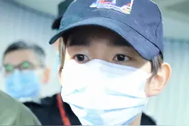 有种“自我保护”叫王源，吃着棒棒糖戴口罩，吃法引热议图片