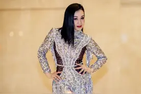 50岁钟丽缇穿开叉长裙太美了，举手投足优雅端庄，美到无以复加图片