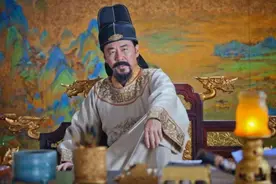 皇帝打猎，走到密林深处，忽然对大臣说：此处没人，杀了我吧图片