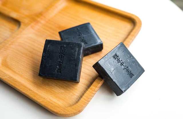 这块狂卖270万个的小黑皂，专治油头秃头，还是日本天皇御用