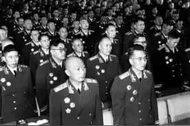 1955年大授衔，这两个人的军衔都授高了，为何却无人不服？图片