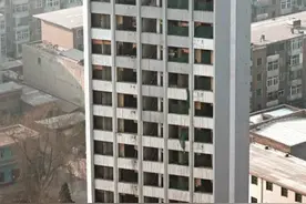 直击∶挖掘机的“逆天”技能，真心佩服司机们的勇气图片