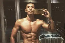 厉害！香港著名演员宣布做网红 早年以童星身份出道却被嘲软饭男图片