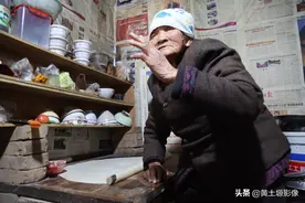 河南92岁奶奶还能擀面条做饭，房子虽破小却功能独立，啥样子图片
