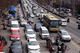 路上碰到这4类车，尽量离远点，老司机：惹不起还躲不起？图片