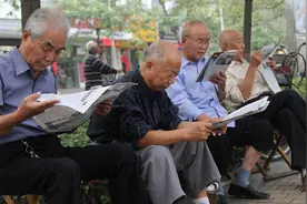 城里老人的养老金越来越多，农村老人没有养老金，怎么回事呢？图片