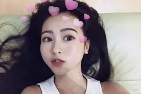 小说：我爬山偶遇美女同事，肩膀借给她枕一会，竟获得香吻做奖励图片