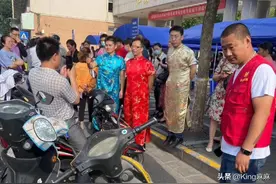 2021高考送考四大神器：男人穿旗袍，女人举甘蔗，网友：过份了图片