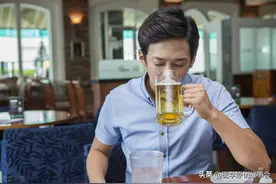 因失恋男子喝两斤白酒，苦熬十天离世，同事痛哭：都怪当时没劝酒图片