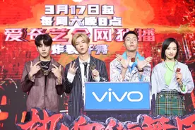 王嘉尔和鹿晗一起参加活动，二人身高成迷图片