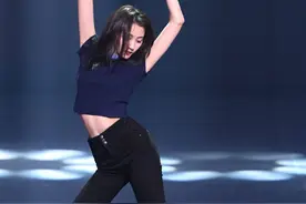 关晓彤穿蕾丝拼接短T搭正红皮裙，摇滚动感，是风格多变的酷girl图片