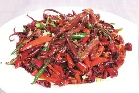 油卤中煮熟入味 鸭舌口感更嫩 麻辣鲜香 滋味十足 年轻食客喜爱图片