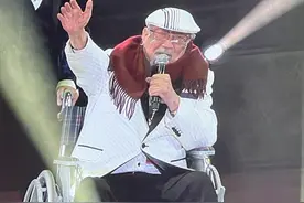 96岁Uncle Ray举办红馆演唱会，打破胡枫89岁纪录，杜丽莎压轴献唱图片