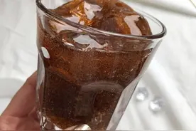 孩子只要未满5岁，4种食物都不宜吃，此行为不是爱孩子是害孩子图片