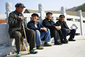 人老了，不想去别人家串门，多半都离不开这四个原因图片