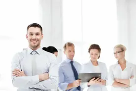 领导经常带你出差培训、结识人脉，但不提升职加薪的事，为什么？图片