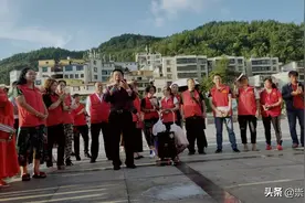 30年后郭应萍终于回到家乡贵州六盘水和弟弟团聚，父母早就不在了图片