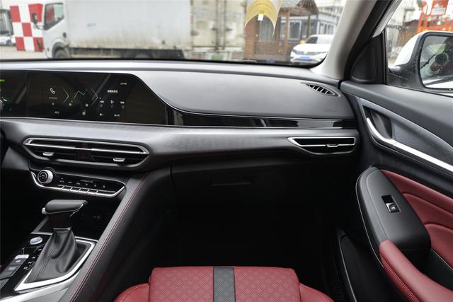 为何说买长安逸动PLUS要选1.4T，多花1万上顶配，值吗？