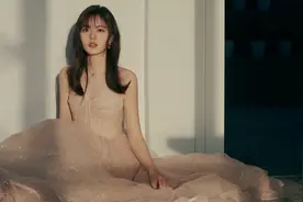 赵今麦长成大姑娘了，一袭粉丝礼服坐在地上甜美淑女，越来越好看图片