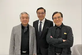 尔冬升秦沛姜大卫同框，同母异父长得像，家族中二十多人从事演艺图片