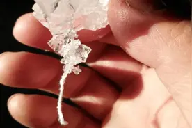 冰糖里吃出“棉线”，很多人都嫌脏，长辈们表示：你买到好冰糖了图片