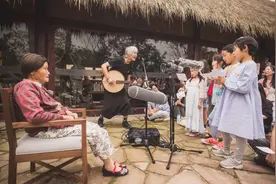 他请所有人坐在公园里，唱自己小时候唱过的歌图片