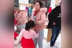 没给买饮料，5岁女儿就当众“连环脚”踢妈妈，爸爸的做法太解气图片
