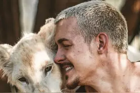 90后帅哥放弃百万年薪、变卖家产，到非洲森林做“狮子王”图片