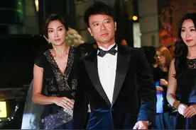 李克勤眼光真毒，48岁老婆穿“蕾丝裙”好优雅，1米7气质堪比超模图片