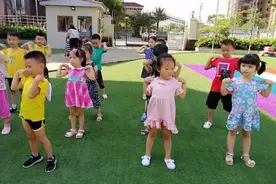 看完女儿幼儿园演出，妈妈再不敢随便让她穿裙子了，危险太难防图片