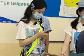 中餐厅路透照 没看到美食却种草赵丽颖的糖果色包图片
