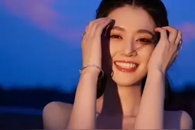 乔欣不愧是富家千金，穿着一袭香槟色连衣裙，自信又美丽图片