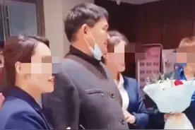 大衣哥又胖了，肚腩凸出西装扣子似要崩开，与众美女挽手合影图片